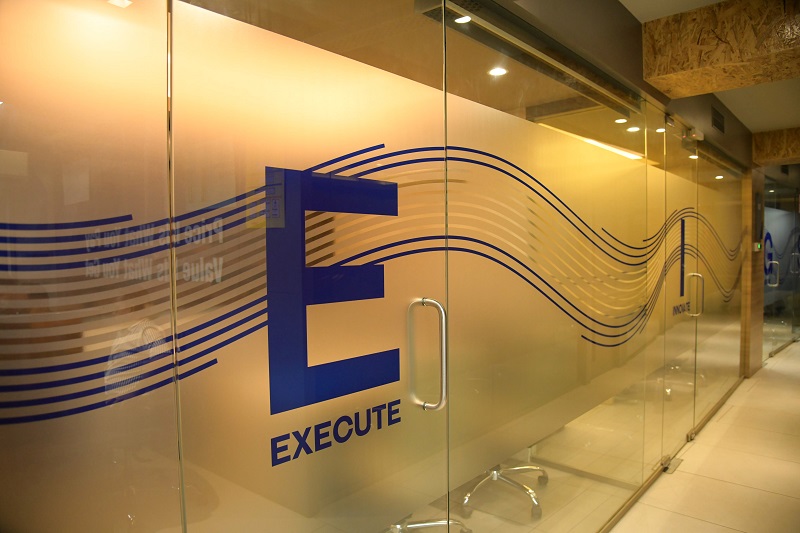 wayfindng designer in Mumbai- glass